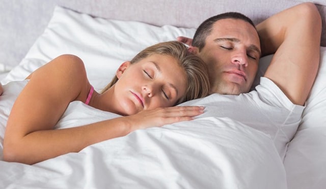 спящие муж с женой